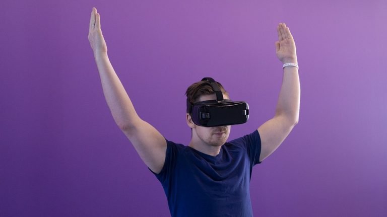 VR hi-tech leads the people from the portable era to the AR era